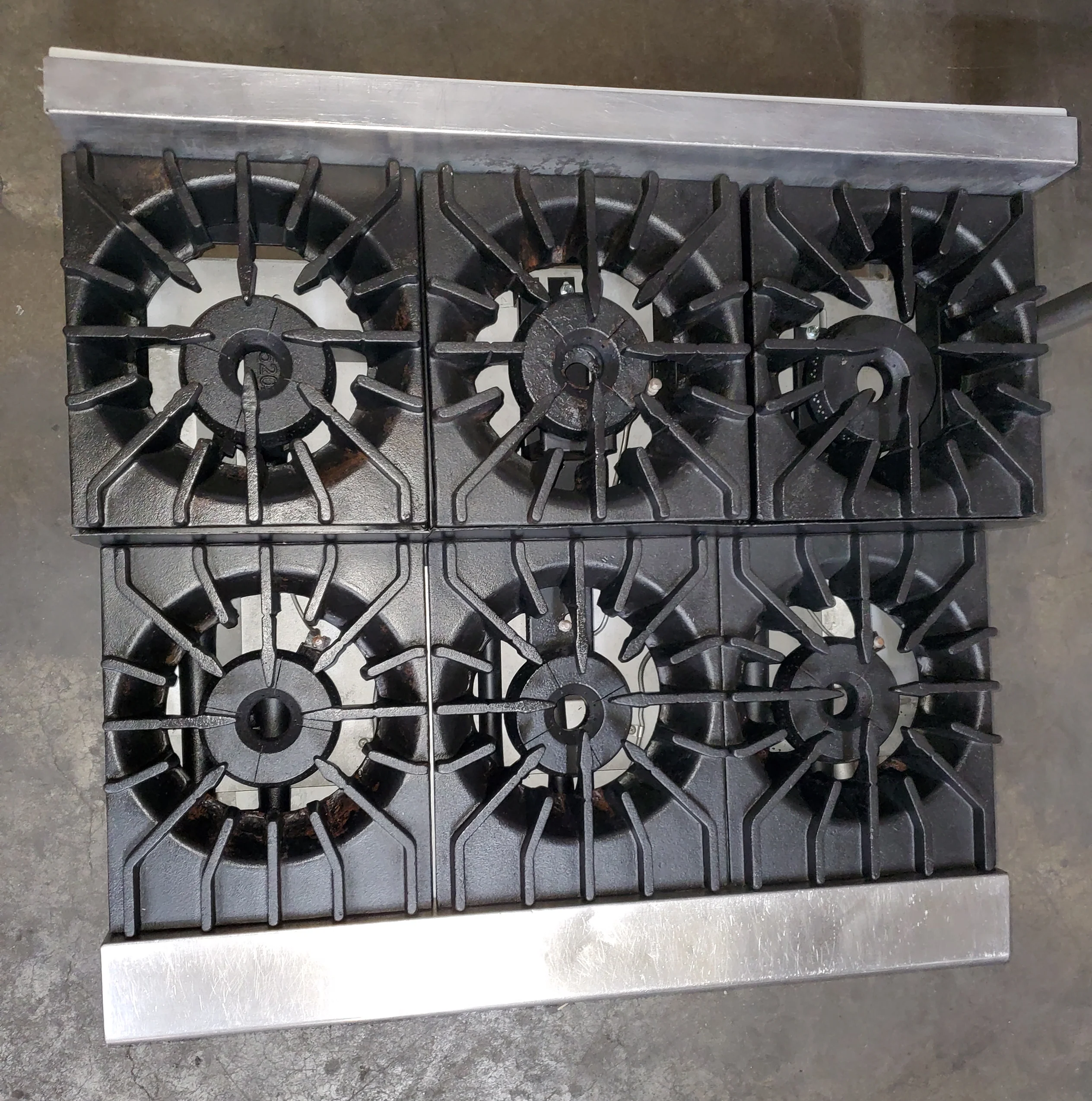 Used Vulcan VHP636U Achiever Countertop Step-Up Natural Gas Hotplate with 6 Burners 36" ā 6 x 30,000 BTU - Image 5