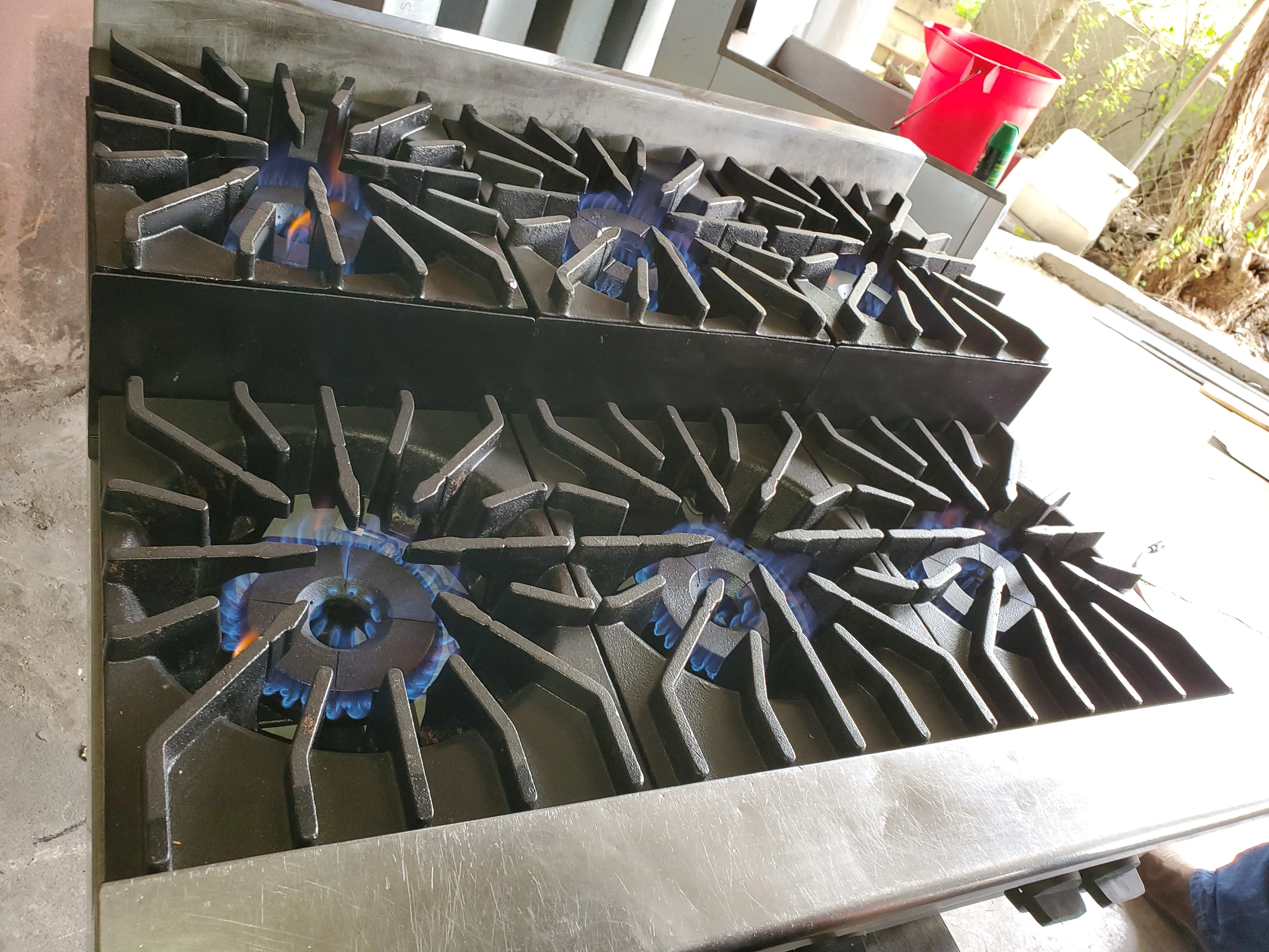 Used Vulcan VHP636U Achiever Countertop Step-Up Natural Gas Hotplate with 6 Burners 36" ā 6 x 30,000 BTU - Image 6
