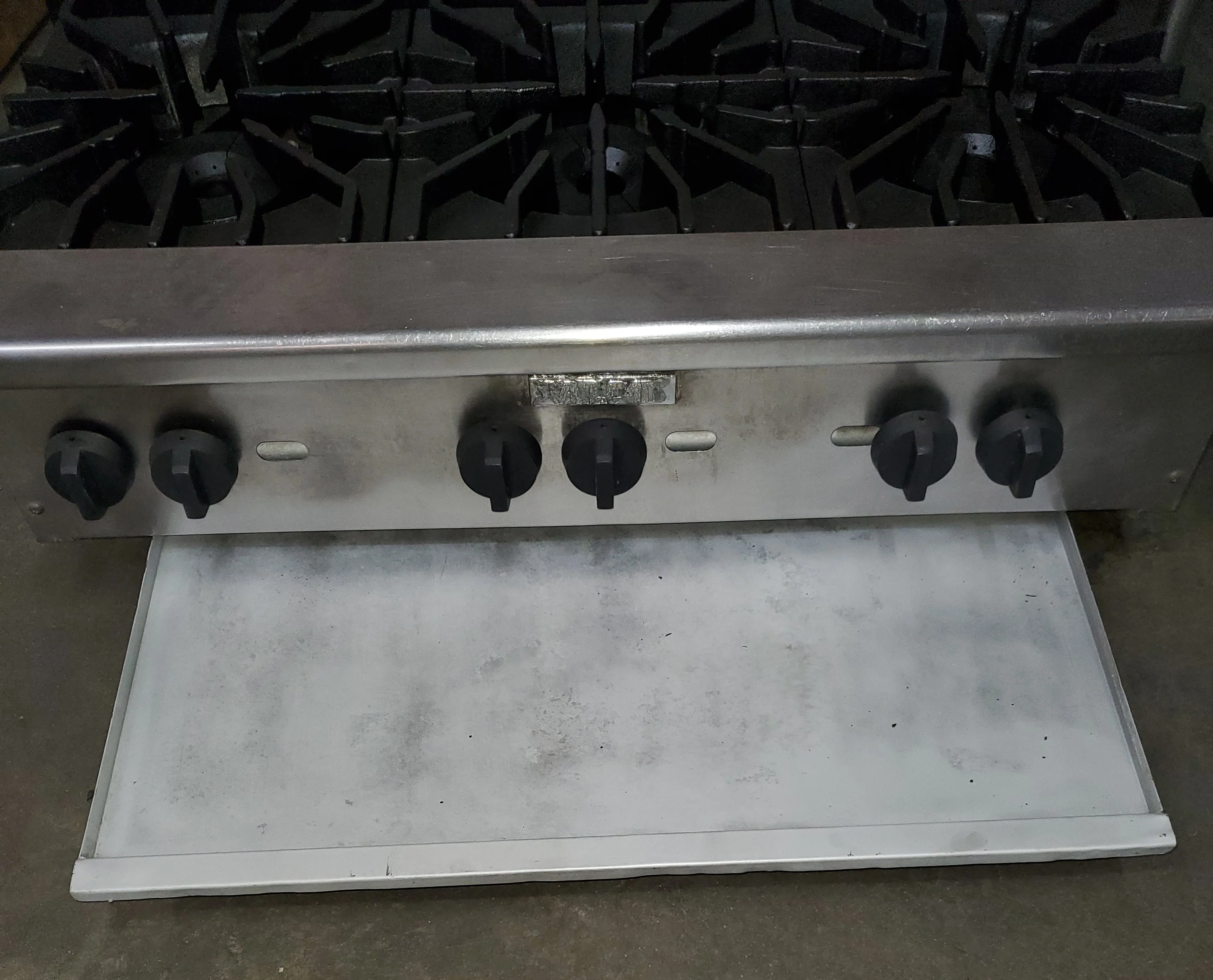 Used Vulcan VHP636U Achiever Countertop Step-Up Natural Gas Hotplate with 6 Burners 36" ā 6 x 30,000 BTU - Image 7
