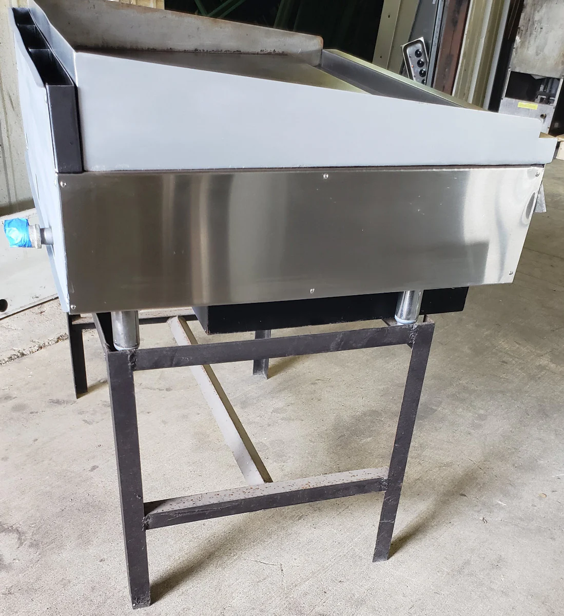 Used Wolf AGM36-101 Countertop Heavy Duty Natural Gas Griddle w/ 3 Manual Controls 36" – 81,000 BTU - Image 2