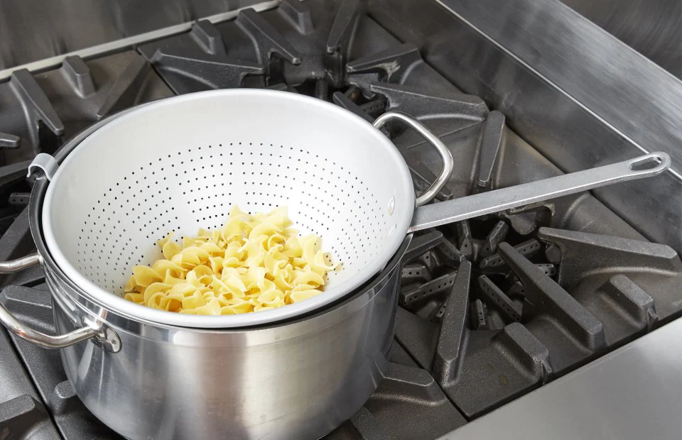 Vollrath 4605 Aluminum Professional / Spaghetti Strainer with 11-1/4" Dia. Perforated Bowl, Hook and Straight Handle 5 qt. - Image 7