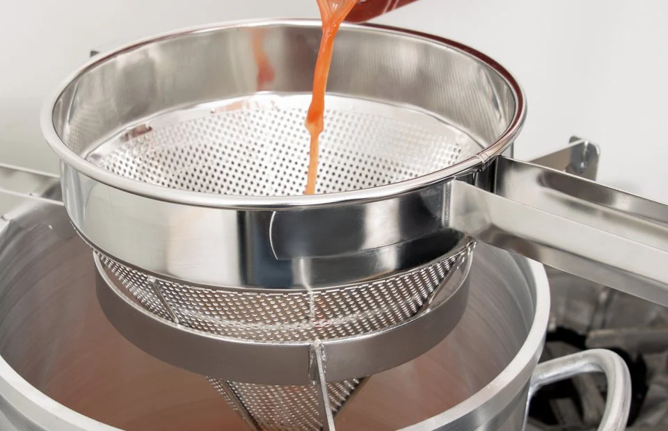 Vollrath 47177 Stainless Steel Coarse Mesh China Cap Strainer with 9-3/4" dia. x 10" Deep Blade and 10-1/4" Loop Handle - 6/Case - Image 6