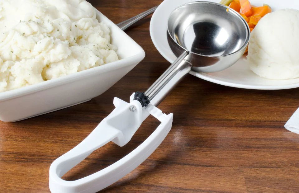 Vollrath 47370 Jacob's Pride Extended Length Disher with White Squeeze Handle 4.7 oz. - Size 6 - 12/Case - Image 6