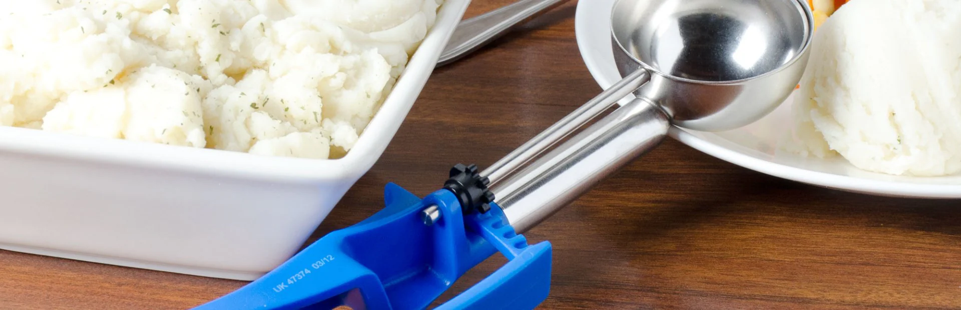 Vollrath 47374 Jacob's Pride Extended Length Disher with Blue Squeeze Handle 2 oz. - Size 18 - 12/Case - Image 4