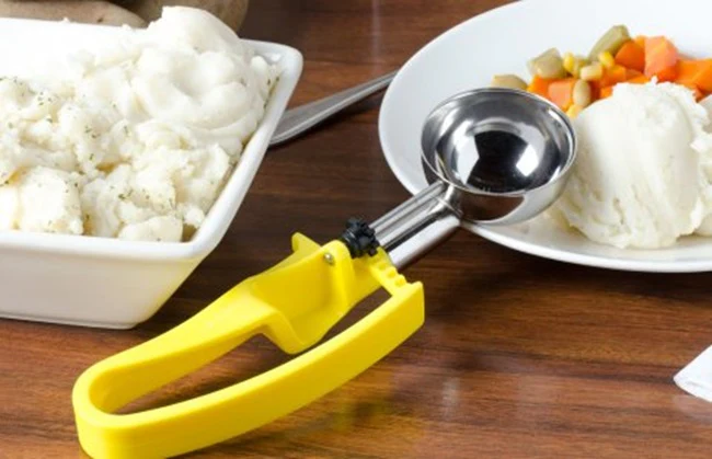 Vollrath 47396 Jacob's Pride Standard Length Disher with Royal Yellow Squeeze Handle 1.8 oz. - Size 20 - 12/Case - Image 6