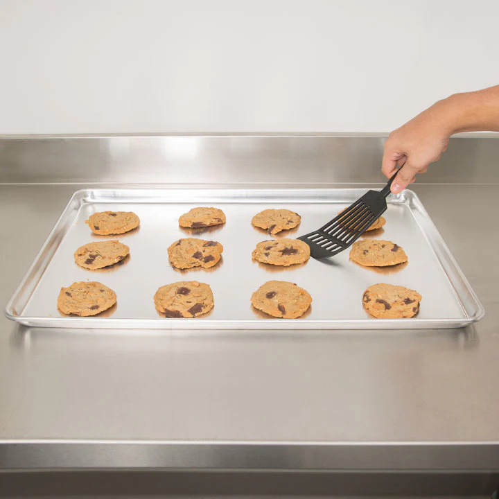 Vollrath 9003 Wear-Ever Heavy Duty Full Size 19 Gauge Wire in Rim Aluminum Bun / Sheet Pan 18" x 26" - Image 6