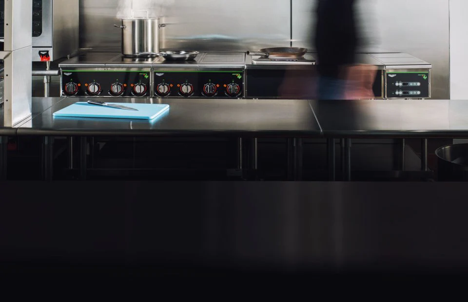 Vollrath 924HIMC Cayenne Countertop Induction Range / Cooktop with (4) Burners and Manual Controls - 208-240v - Image 4