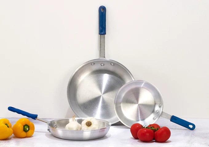 Winco AFP-14A-H Gladiator Aluminum Fry Pan with Blue Silicone Riveted Handle 14" - Image 3